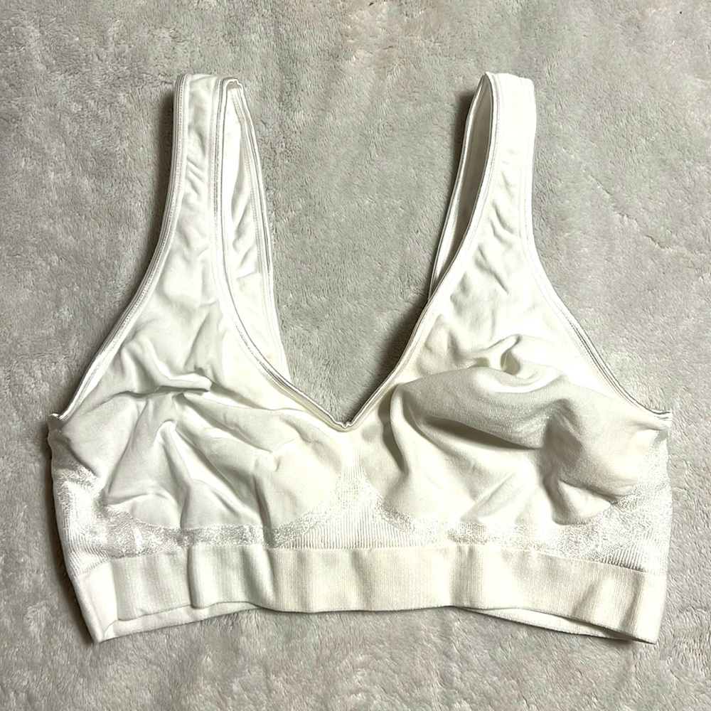 White Everyday Tshirt Bra. Size M. 95% Nylon, 5% Spandex. Very Stretchable. NWOT - Picture 3 of 7